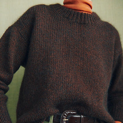 close up af kroppen paa model ifoert helga isagers strikkede otti sweater