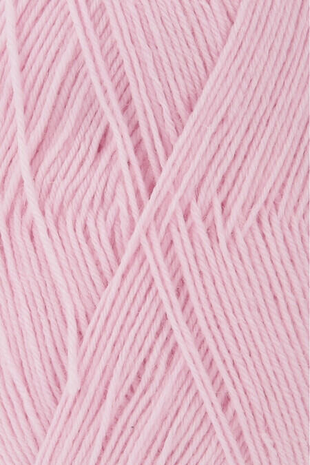 Close up af garnnøgle fra Lang Yarns strømpegarn super soxx i farven lys rosa