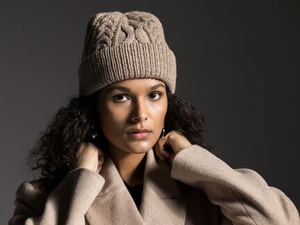 Model iført fisherman hat strikket i peruvian farve oatmeal fra filcolana
