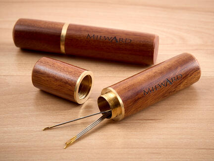 2 naaleetuier paa bord den ene aaben med naale den anden lukket