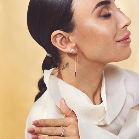 Medina iført FREYA ring i 14 karat guld med 0,28 ct. brillanter W.SI.