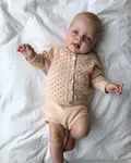 Baby iført Ellens Legesæt fra PetiteKnit strikket i Merci fra Filcolana – cardigan og blebukser