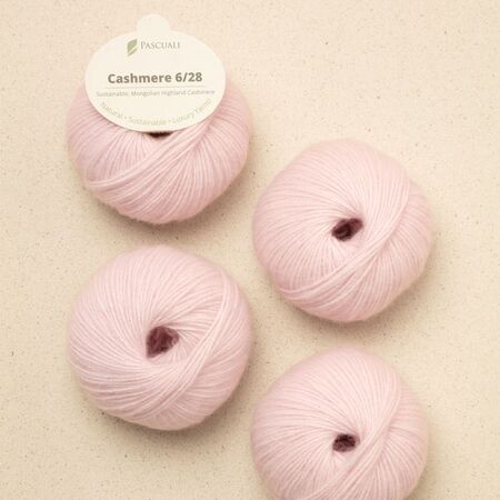 Pascuali Cashmere 6/28 i farven Rosenkvarts – økologisk luksusgarn i 100% cashmere uld, sart rosa nuance.