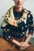 model ifoert moerkeblaa udgave af gunta sweater fra helga isager med den gule version om skulderen