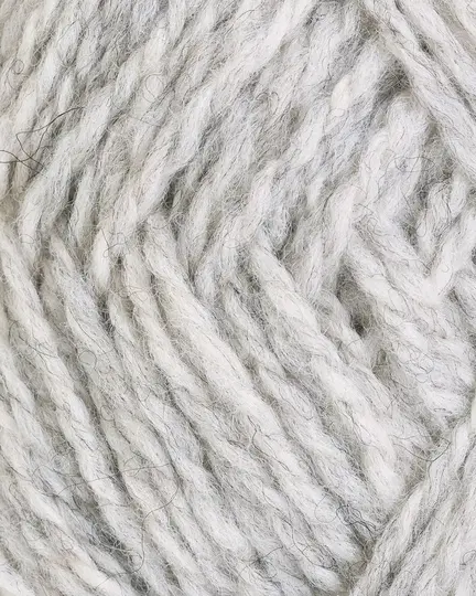 close up af garnet fviel fra rauma garn i farven lys graa meleret