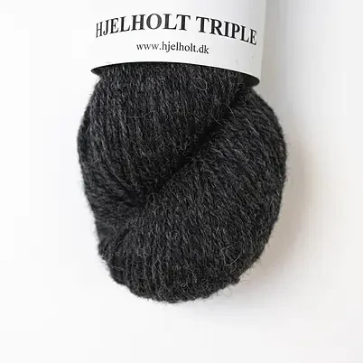 close up af garnnoegle hjelholt triple i farven 44 Charcoal