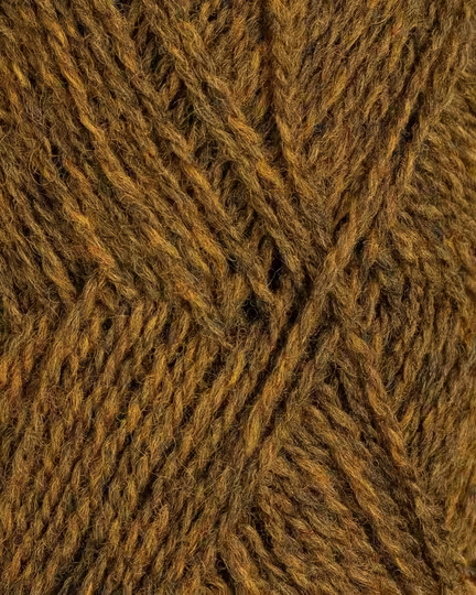 close up af garnet finull fra Rauma i farven okkergul meleret 4125