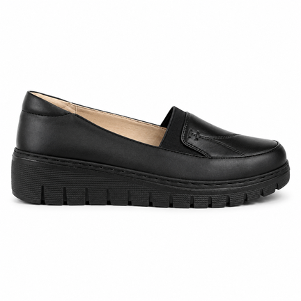 Sorte slip-on loafers med fleksibel plateausål set fra siden