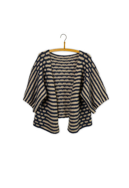 Virginia Jacket på bøjle, designet af Aegyoknit for Isager Archives 2