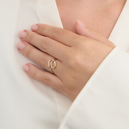 Caia ring i 8 karat guld med zirkonia på model