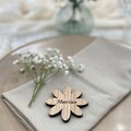 Personligt blomsterbordkort i træ ved elegant borddækning