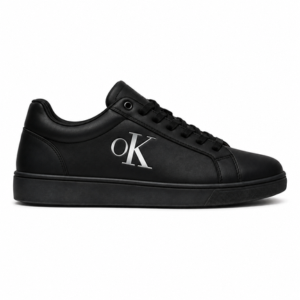 Sort lav sneaker med OK-logo i læderlook