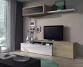 En moderne stue med et væghængt tv på en trækonsol. Ovenover rummer hylderne billedrammer og indretning. Et lysgardin hænger ved et vindue, med et sort sofabord og rundt tæppe på gulvet.
