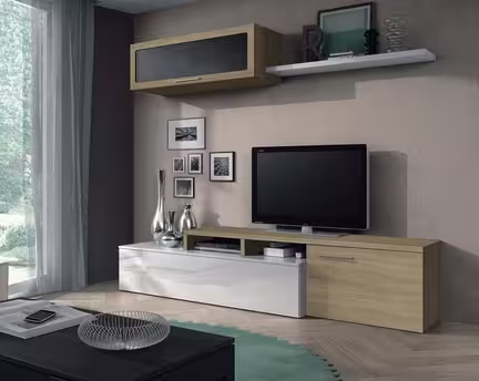 En moderne stue med et væghængt tv på en trækonsol. Ovenover rummer hylderne billedrammer og indretning. Et lysgardin hænger ved et vindue, med et sort sofabord og rundt tæppe på gulvet.