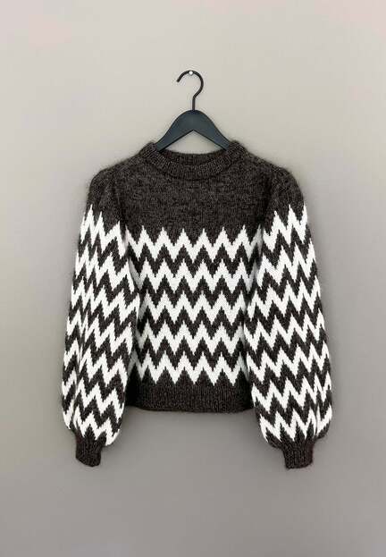Sweater fra Nordgardknit med zigzag mønster strikket i alpaca 2 og silk mohair fra isager. Brun bundfarve og hvidt mønster