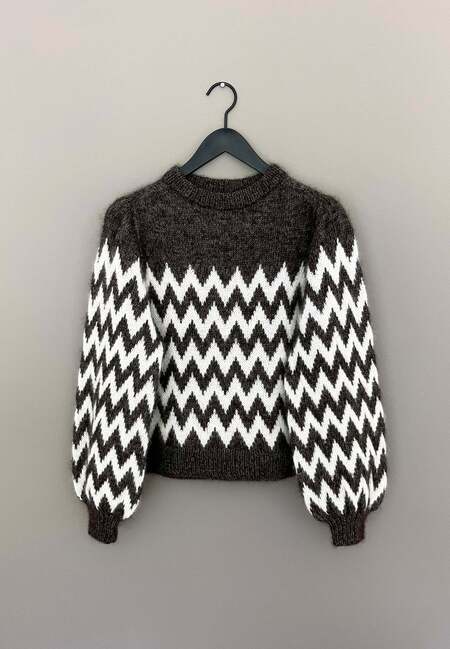 Sweater fra Nordgardknit med zigzag mønster strikket i alpaca 2 og silk mohair fra isager. Brun bundfarve og hvidt mønster