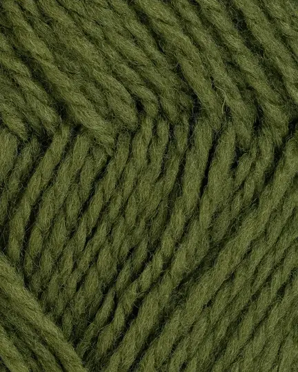 close up af garnet fviel fra rauma garn i farven skovgron