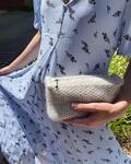 Petiteknits ifoert lille clutch som hun holder i haanden