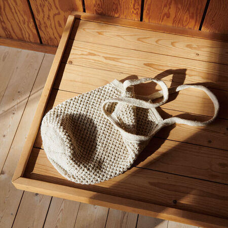 isager breeze bag designet af petiteknit paa baenk