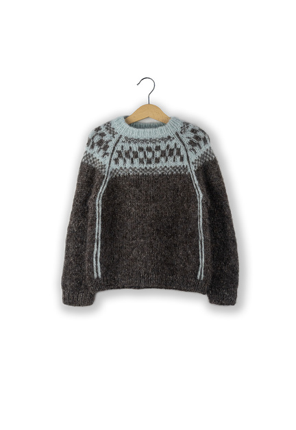 boernesweateren little joha sweater fra other loops strikket i soft fra isager