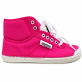 Undersiden af pink Kawasaki sneaker i 2. sortering med synligt restgummi omkring gummisålen.