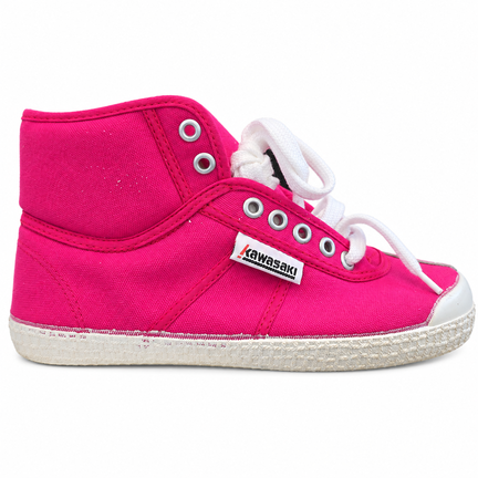 Undersiden af pink Kawasaki sneaker i 2. sortering med synligt restgummi omkring gummisålen.