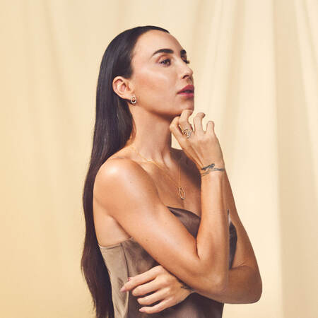 Medina iført AURORA'S KISS vedhæng i 14 karat guld med 0,25 ct. brillanter W.SI.