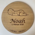 Personlig barselstavle i egetræ med sovende baby, navn Noah og fødselsdato