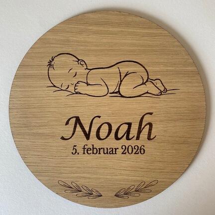 Personlig barselstavle i egetræ med sovende baby, navn Noah og fødselsdato