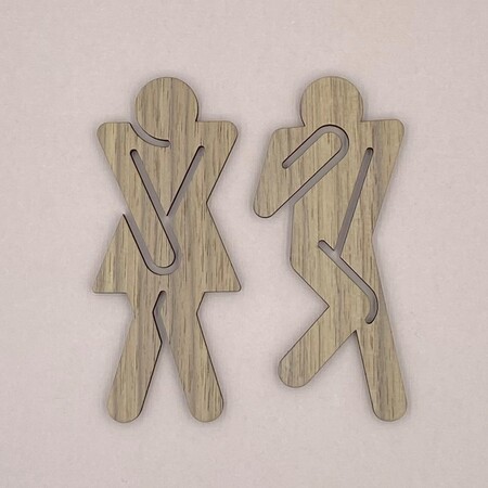 Humoristiske toilet-piktogrammer: Laserudskåret i 4 mm fineret MDF, eg eller valnød. Mål: 9,5 cm x 4 cm. Tilføj sjov og personlighed til dit badeværelse eller toilet med disse unikke og elegante skilte