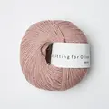 garnnoegle merino fra knitting for olive i farven gammelrosa