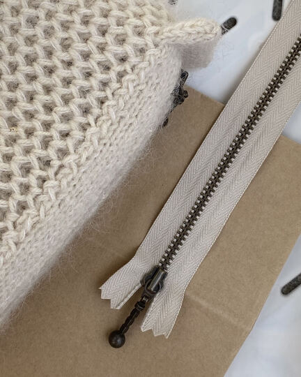 Zipper fra petiteknit i farven sand størrelse 28 cm