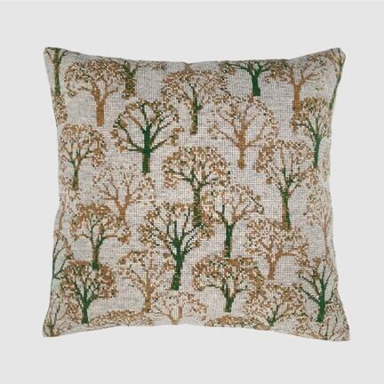 Nu Falmer Skoven broderikit pude fra Baldyre – træmotiv i korssting
