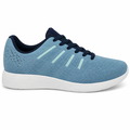 Blå letvægts sneaker med navy snørebånd og hvid sål.