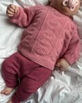 Esther Sweater Baby fra PetiteKnit i strukturstrik – babystrik oppefra og ned i rosa garn