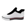 Hvid og sort slip-on sneaker med platformsål og sporty striber i rød og sort.