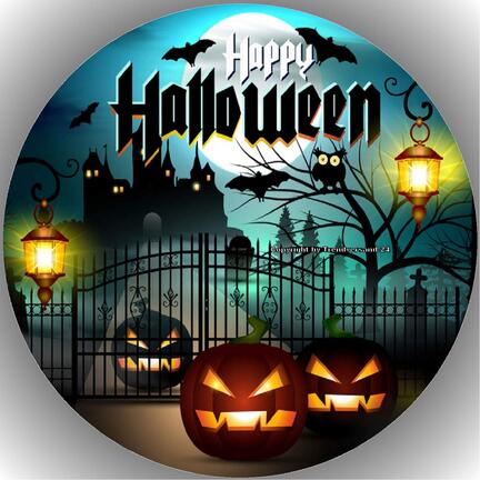 Rundt Halloween sukkerprint med hjemsøgt kirkegårdsport, lysende lanterner, græskar, nøgne træer, måne og teksten Happy Halloween