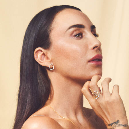 Medina iført AURORA'S KISS øreringe i 14 karat guld med 0,25 ct. brillanter W.SI.