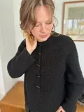 Model iført Sweater 5 fra Knitthing