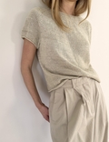 plain yoke tee fra leknit på model