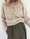 Foundation Cardigan fra leKnit med lukkede knapper