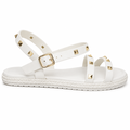Hvid sandal med guldfarvede studs og remme på hvid baggrund