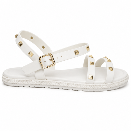 Hvid sandal med guldfarvede studs og remme på hvid baggrund