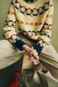 close up af model ifoert helga isagers sweater gunta sweater i gul version med isager soft