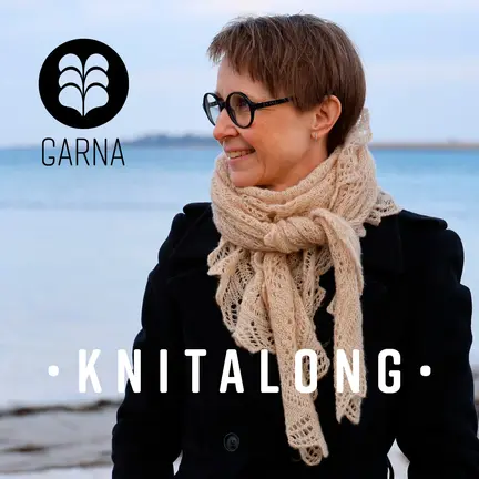 model iført garna eventyrsjal strikket i cumulus garn fra garna knitalong med cumulus garn