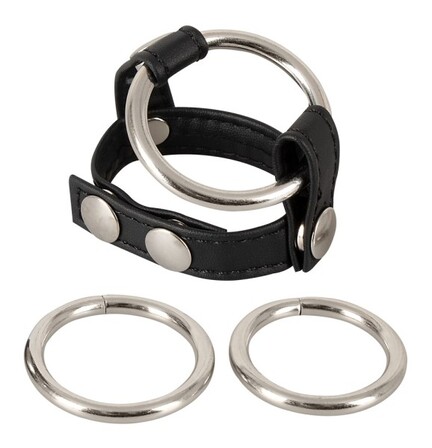 Bad Kitty Cock & Ball Ring – sort kunstlæderrem med tre udskiftelige metalringe, justerbar pasform, 21 cm lang, til maskulin stimulering og kontrol.