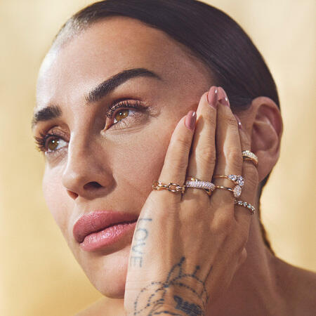 Medina wearing GLORIA ring in 8 karat gold with zirconia.