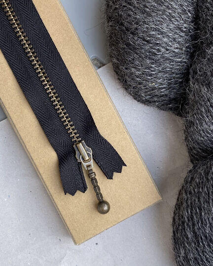 sort zipper fra petiteknit størrelse 28 cm passer til juno bag