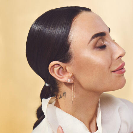 Medina iført ENDLESS ALLURE øreringe i 14 karat guld med 0,08 ct. brillanter W.SI.