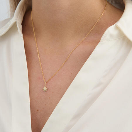 North Star vedhæng i 8 karat guld med zirkonia på model